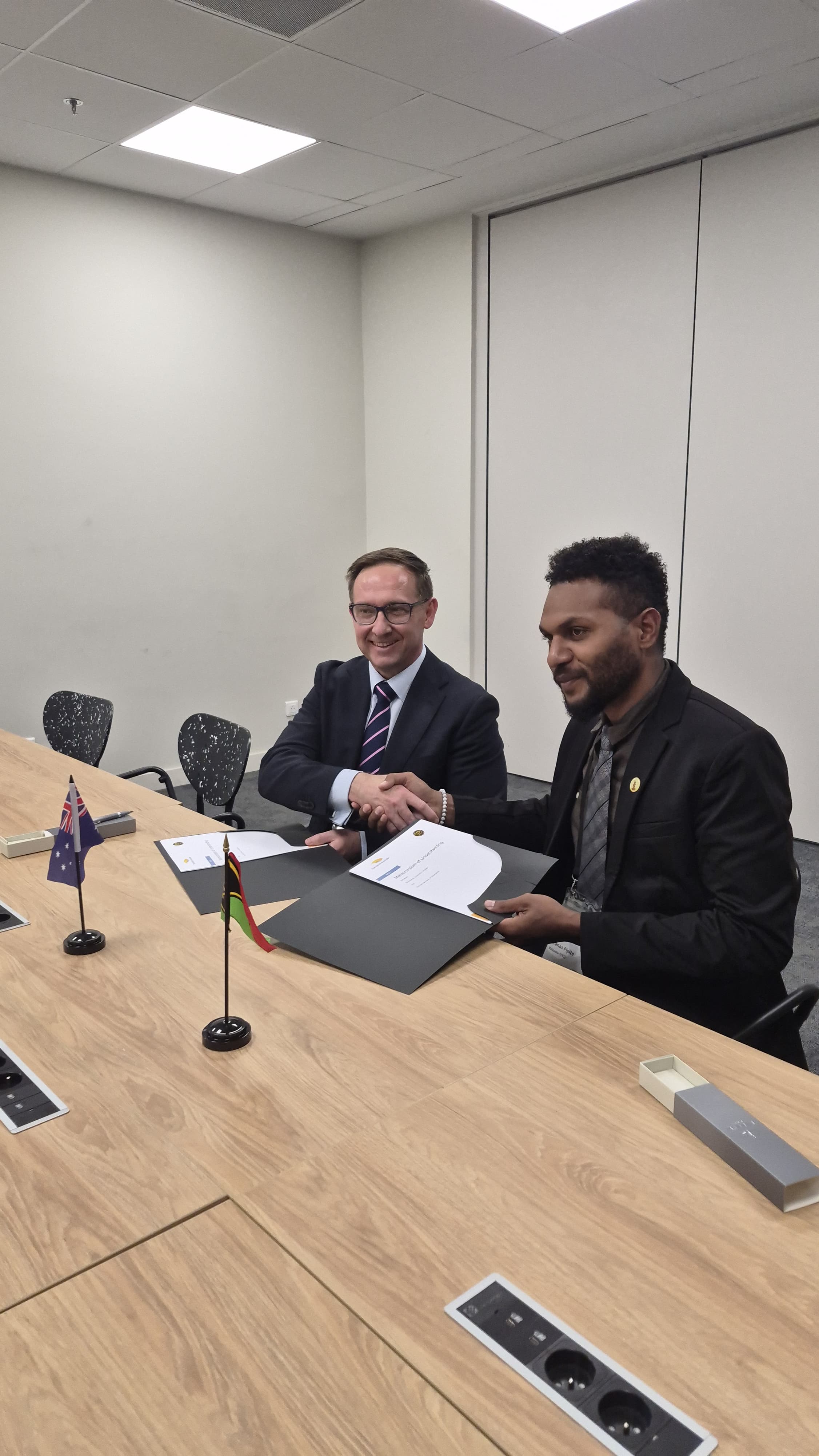 Vanuatu strengthens standards partnership with Australia at ISO meeting in Paris